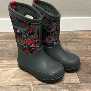 Kids insulated Bog boots size 11